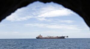 Невероятное проявление агрессии у британских берегов Йемена: неизвестные нападают на судно у порта!