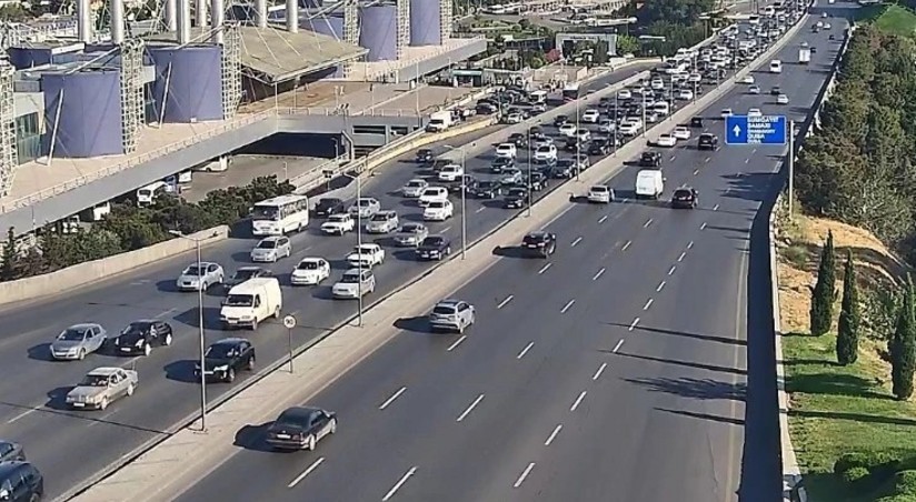 На ряде улиц Баку затруднено движение транспорта