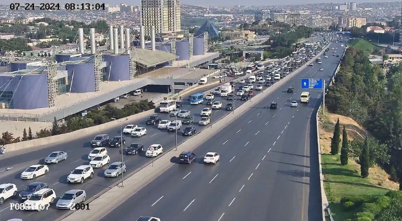 На ряде бакинских улиц наблюдается плотный транспортный поток