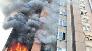 В Баку произошел пожар в здании, эвакуировано 10 человек