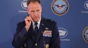 Пентагон: США известно об утечке нефти с атакованного танкера в Красном море