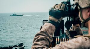 Британские ВМС сообщили о ракетной атаке торгового судна в Аденском заливе