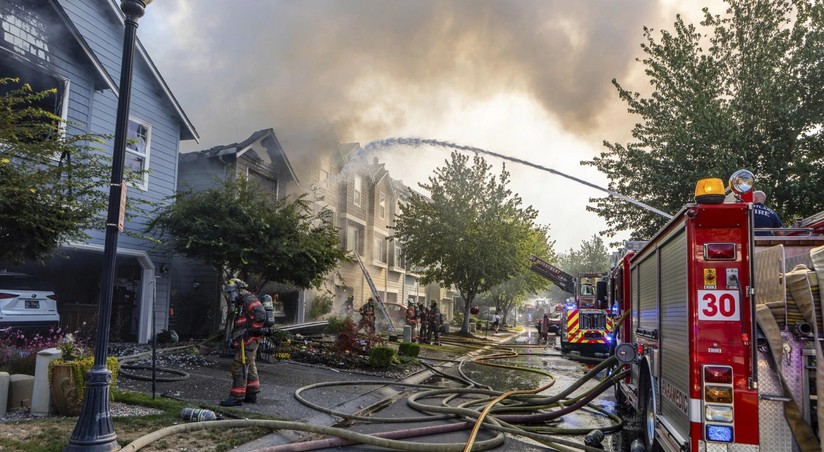 Двухмоторный самолет упал на жилой район в Орегоне, есть погибшие и раненые
