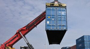 Дефицит контейнеров в РФ вызвал рост цен на морскую доставку из Китая