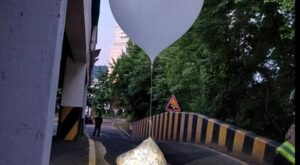 КНДР второй день подряд запускает шары с мусором в Южную Корею