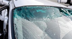 В Сураханском районе Баку водитель пострадал при опрокидывании автомобиля