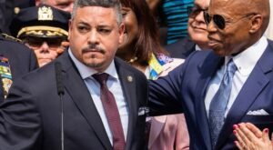 Глава полиции Нью-Йорка ушел в отставку на фоне расследований о коррупции