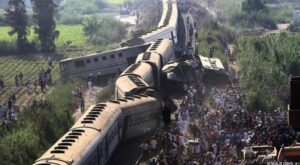 Не менее трех человек погибли, почти 50 пострадали при столкновении поездов в Египте