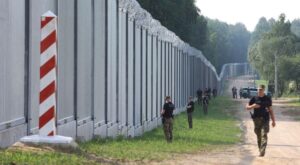 Неукротимая Польша: вооружается против России, начиная строительство границы