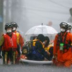 Огромная эвакуация в Японии: 200 тыс. людей спасают от катастрофических оползней и наводнений