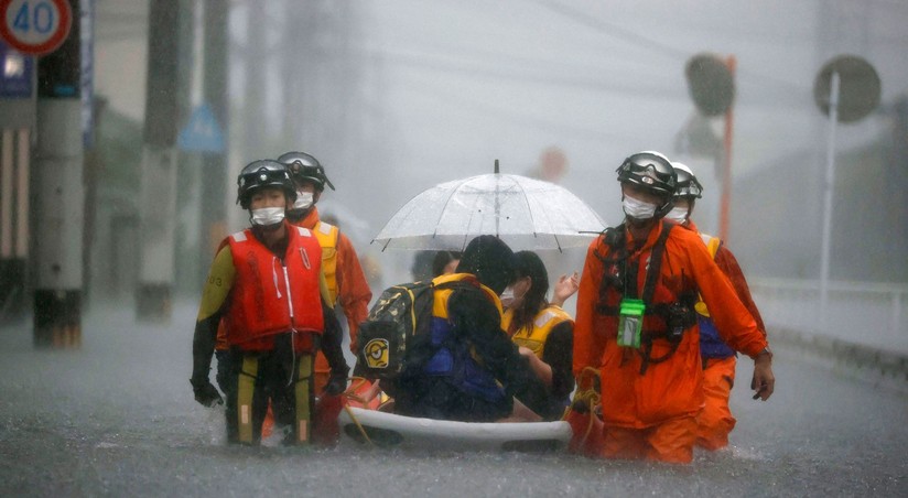 Огромная эвакуация в Японии: 200 тыс. людей спасают от катастрофических оползней и наводнений