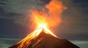 Массовая трагедия на острове: 10 человек погибли в результате извержения вулкана в Индонезии