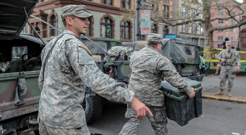 границ

«Мощный щит границ США: Национальная гвардия приведена в боевую готовность в 15 штатах