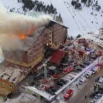 Пожар на горнолыжном курорте: что, по мнению турецких СМИ, стало причиной пожара в отеле?