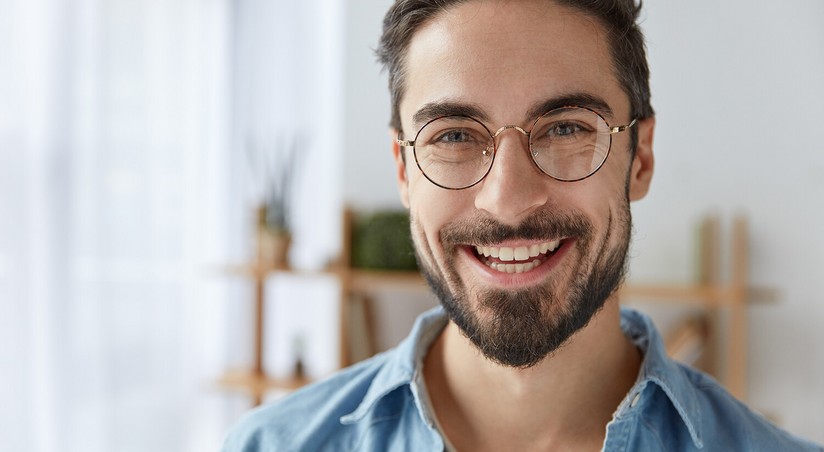 Улыбка как секретное оружие против боли и стресса: новое открытие ученых