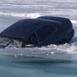 Ужас на льду: автомобиль с пассажирами провалился в промерзшее озеро в Приморском крае, спасатели беспокоятся за их судьбу