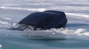 Ужас на льду: автомобиль с пассажирами провалился в промерзшее озеро в Приморском крае, спасатели беспокоятся за их судьбу