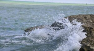 Бушующие волны на Каспии: высота до 6 метров!