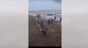 Неудержимый ветер в Баку: Автобус укатил с трассы в канаву!