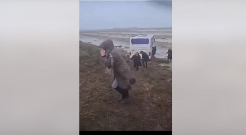 Неудержимый ветер в Баку: Автобус укатил с трассы в канаву!