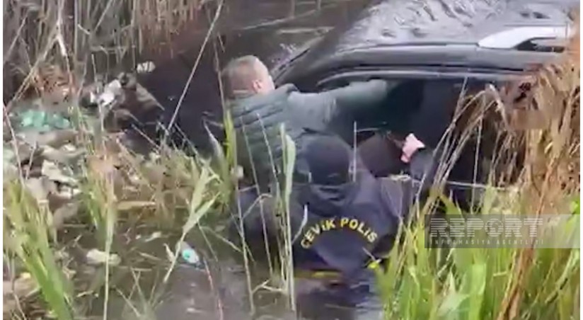 Невероятное спасение: полицейские вытащили водителя из утопающей машины в Баку