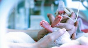 Невероятный влияние ранних родов на развитие памяти и речи у детей: открытия ученых вызывают удивление!