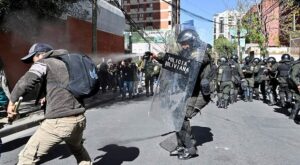 Безжалостное насилие: Полиция Боливии отравляет протестующих слезоточивым газом