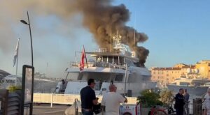 Пожар на роскошной суперъяхте в Сен-Тропе: горячие новости от AFP