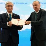 Токаев получил высшую государственную награду Турции — орден «Девлет Нишаны» и поднимите интерес к чтению материала о государственной награде

«Президент Казахстана получил престижную государственную награду Турции и установил новый рекорд!