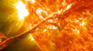 Блеск Солнца: телесное «полюбуйтесь» на зрелищный выброс плазмы!