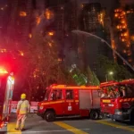 В Гонконге пожарные продолжают бороться с огнем в трех зданиях жилого комплекса